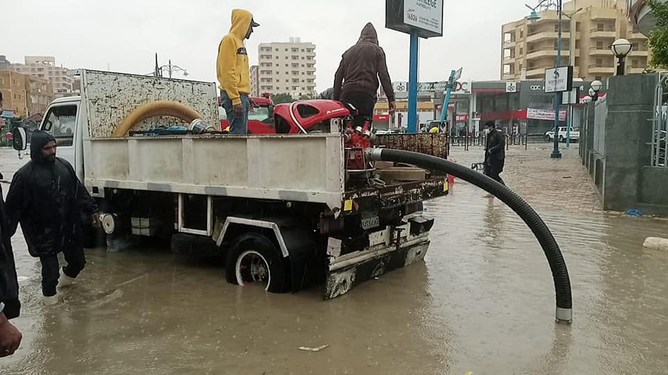 اعمال شفط مياه الامطار من شوارع مطروح
