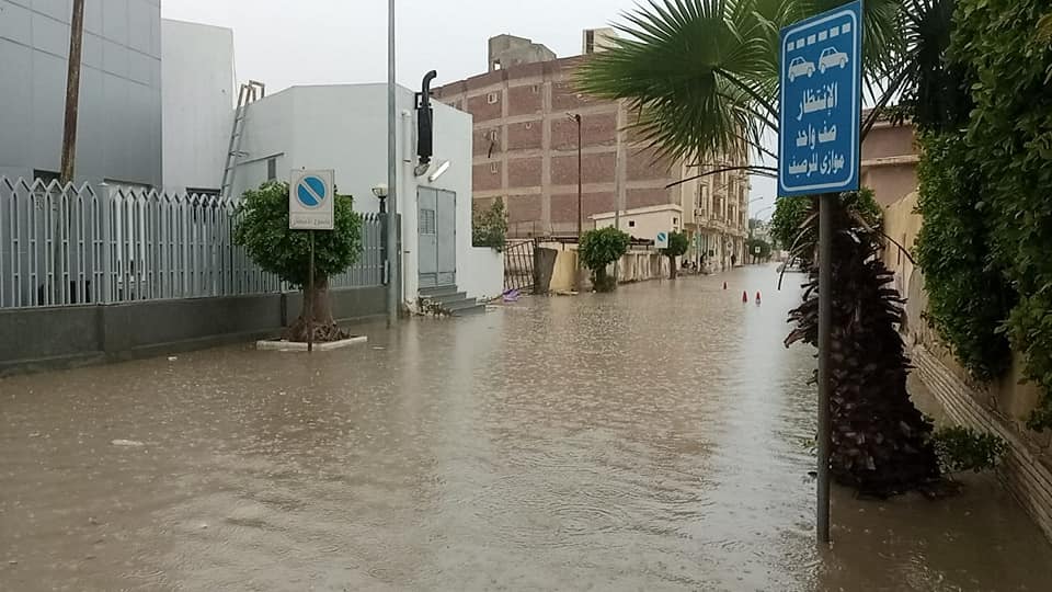 احد شوارع مطروح قبل رفع مياه الامطار منها