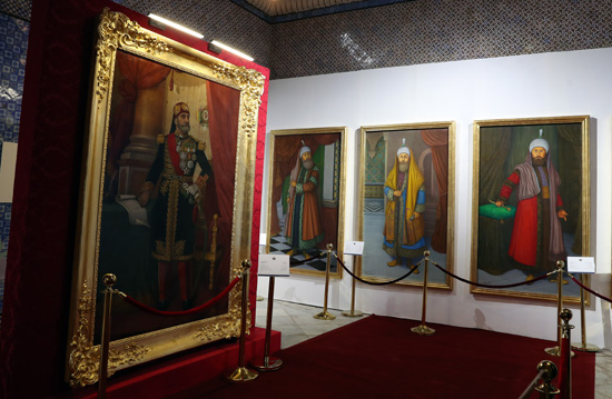 لوحات تصور حكام الأسرة الحسينية