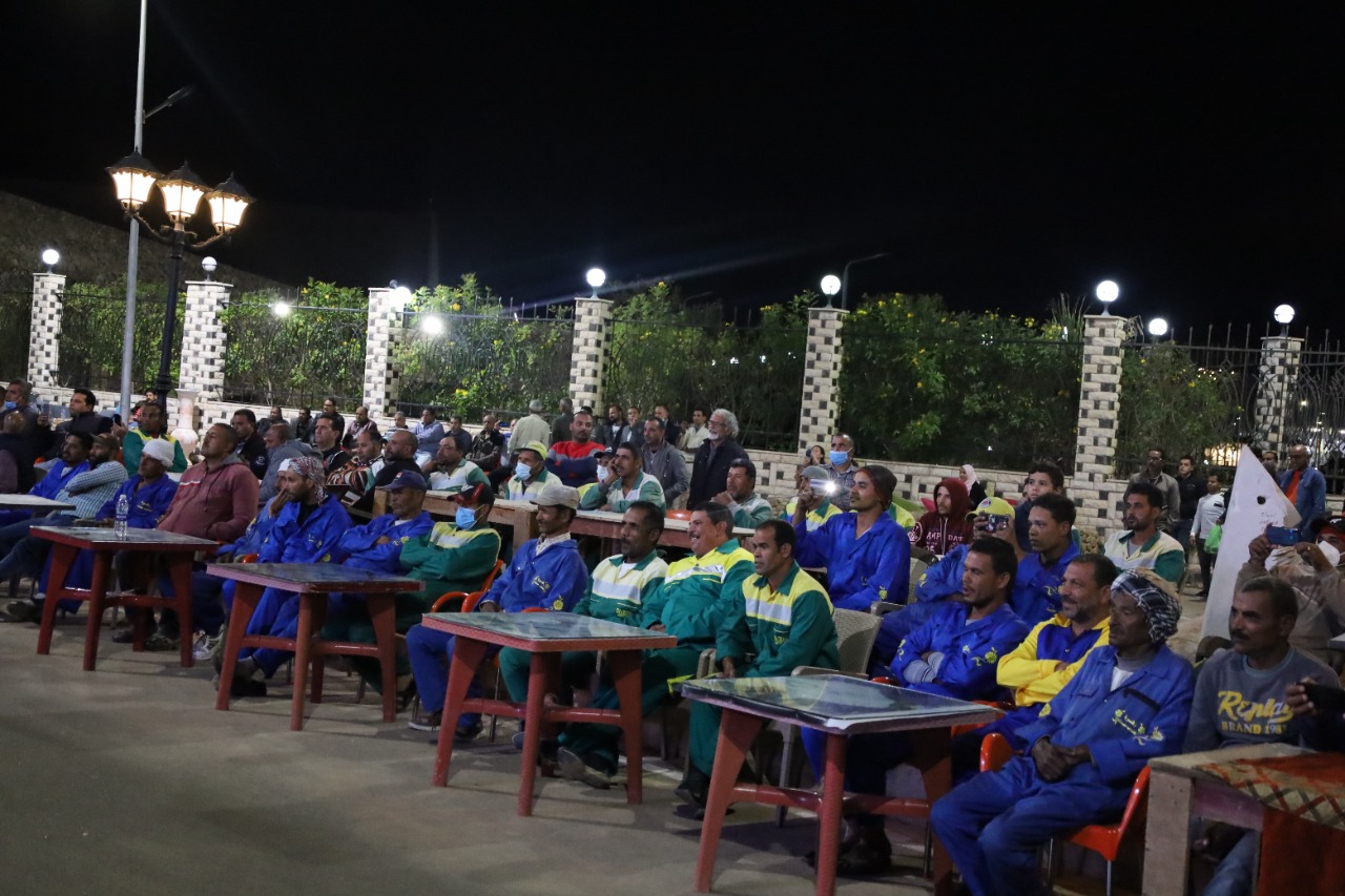محافظ جنوب سيناء يحتفل وسط عمال النظافة بنجاح منتدى شباب العالم  (1)