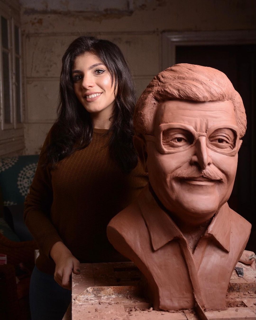 الفنانة شيريهان مع التمثال