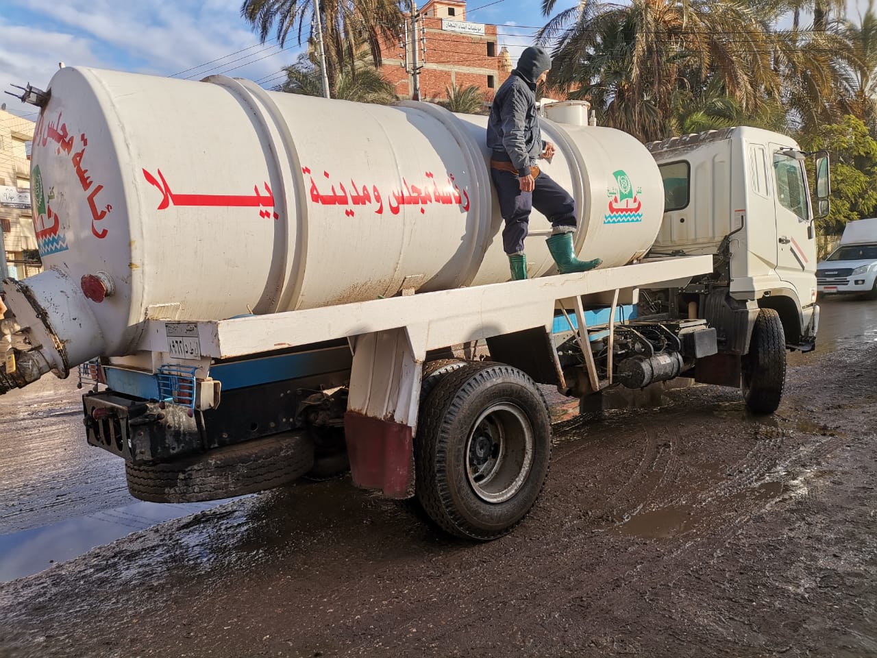 جانب من رفع مياه الامطار ببيلا