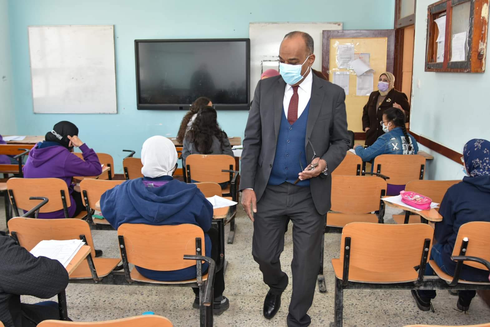 دكتور أكرم حسن يتفقد إحدى المدارس