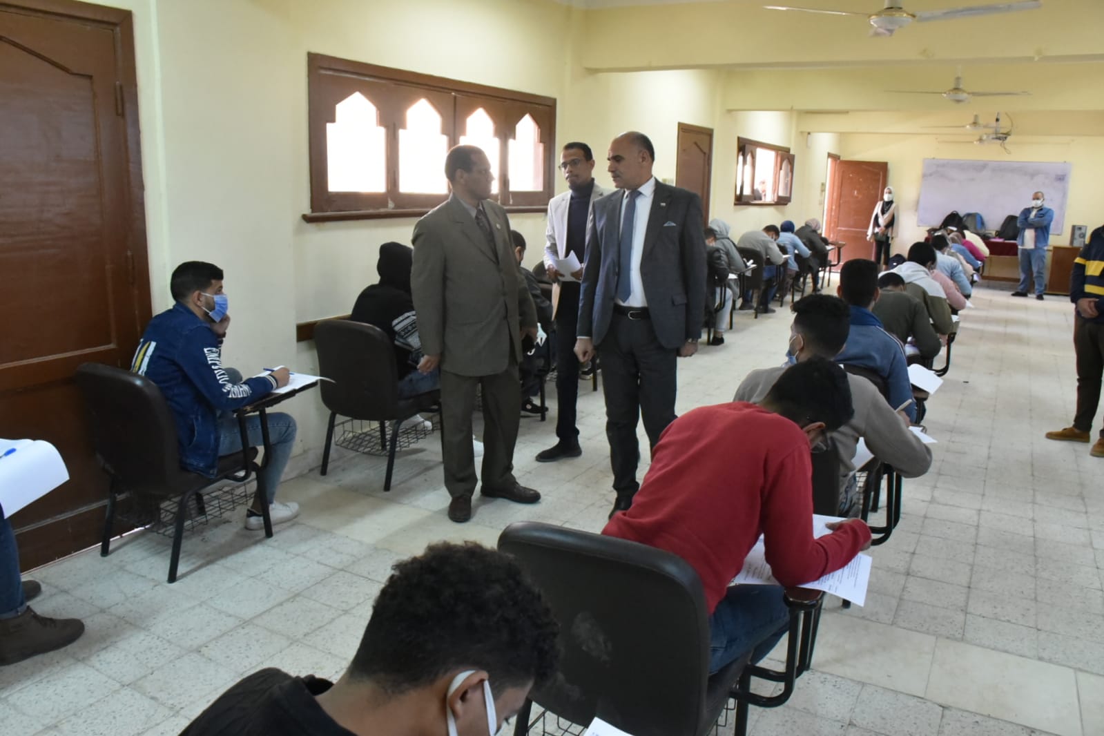 رئيس جامعة الاقصر يتفقد الامتحانات