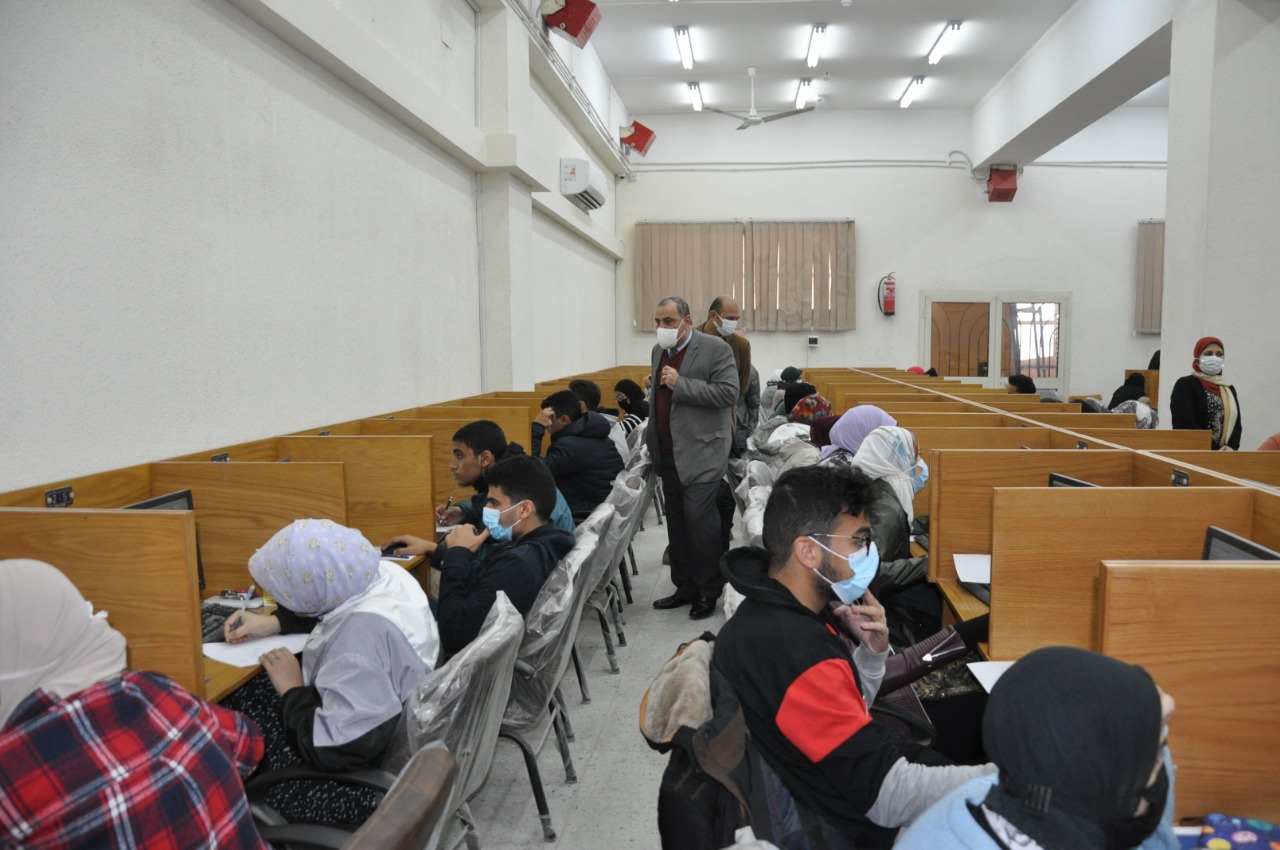 امتحانات الفصل الدراسى الأول بجامعة حلوان (12)