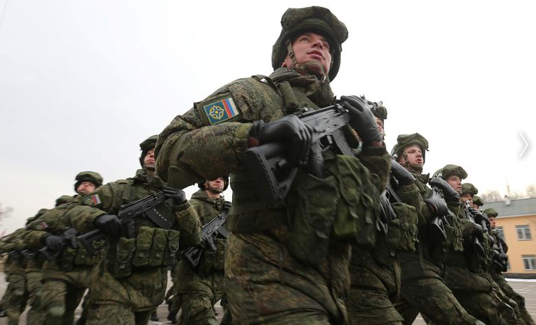 جنود روس يسيرون خلال الاحتفال بمناسبة بدء انسحاب قوات حفظ السلام