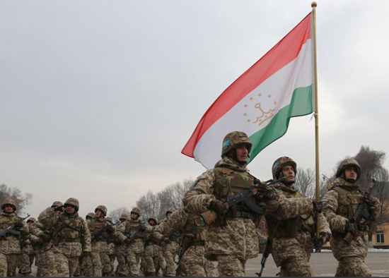 جنود طاجيك في مسيرة خلال الاحتفال بمناسبة بدء انسحاب قوات حفظ السلام