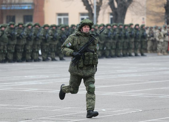 جندي روسي يجري خلال المراسم