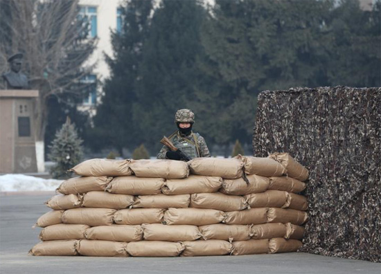 جندي كازاخستاني يقف في حراسة خلال حفل بمناسبة بدء انسحاب قوات حفظ السلام