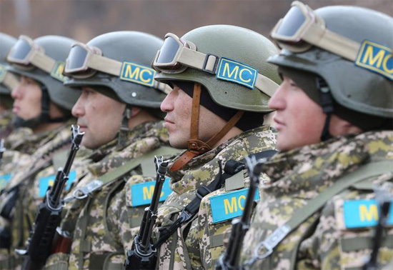 جنود كازاخستانيون يشاركون في الحفل
