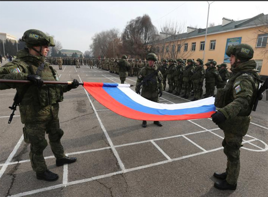جنود روس يرفعون العلم الوطني خلال الاحتفال