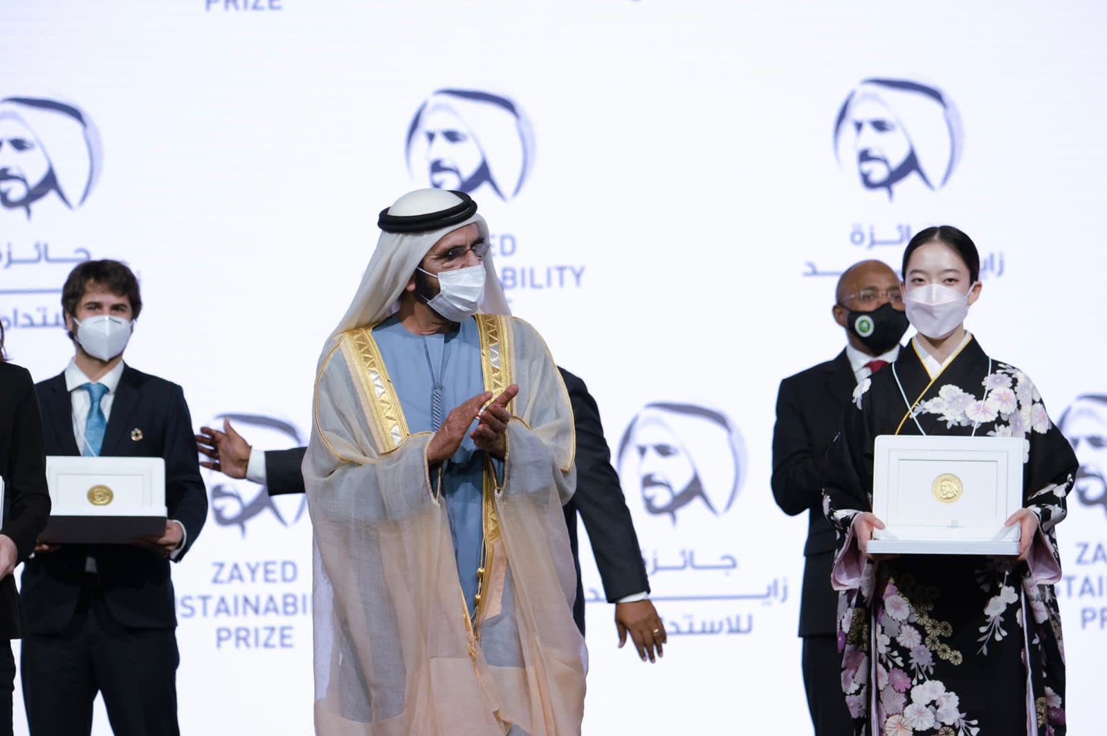 الشيخ محمد بن راشد يكرم الفائزين بجائزة زايد للاستدامة