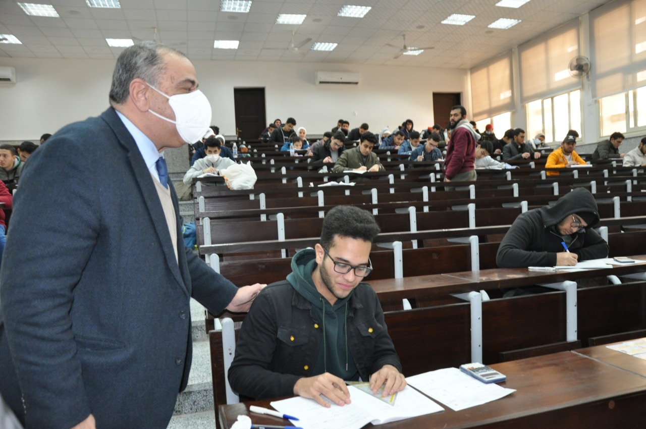 رئيس جامعة حلوان يتفقد لجان امتحانات نهاية الفصل الدراسى الأول بكلية الهندسة