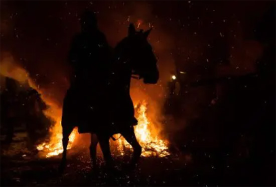 خيول إسبانيا تصارع النيران
