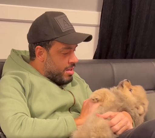 رامي جمال يتحدث مع كلبه