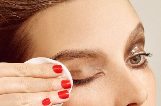 وصفات طبيعية لإزالة مكياج العيون