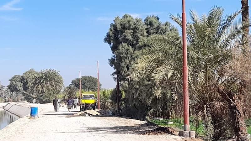 العمل فى مشروعات الكهرباء بقرى الطود
