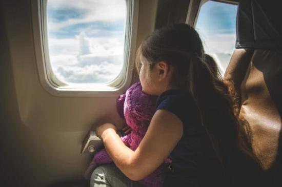 طفلة داخل الطائرة