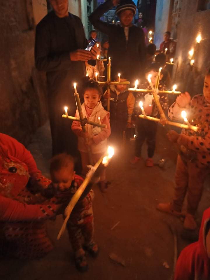 أطفال قرية كومير بإسنا يحتفلون بعيد الغطاس (2)