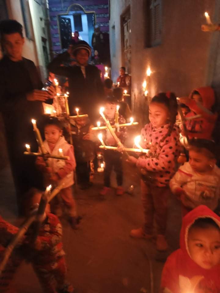 أطفال قرية كومير بإسنا يحتفلون بعيد الغطاس (6)