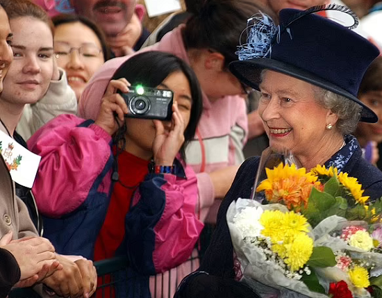 الملكة مع المواطنين