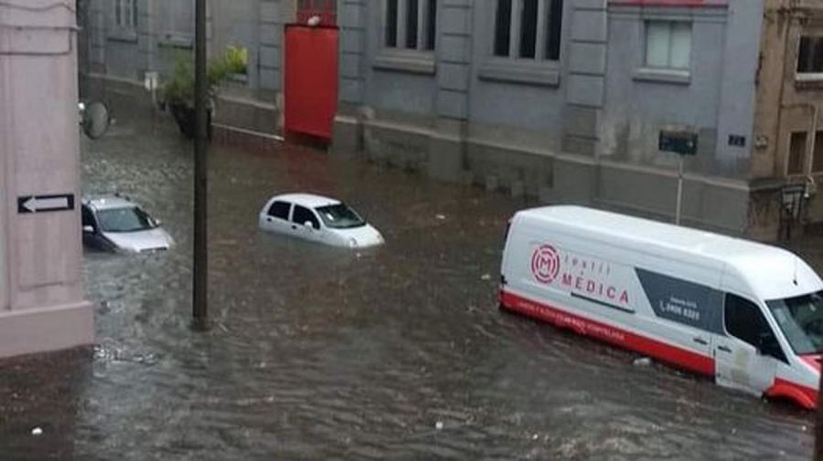الفيضانات تغرق شوارع اوروجواى