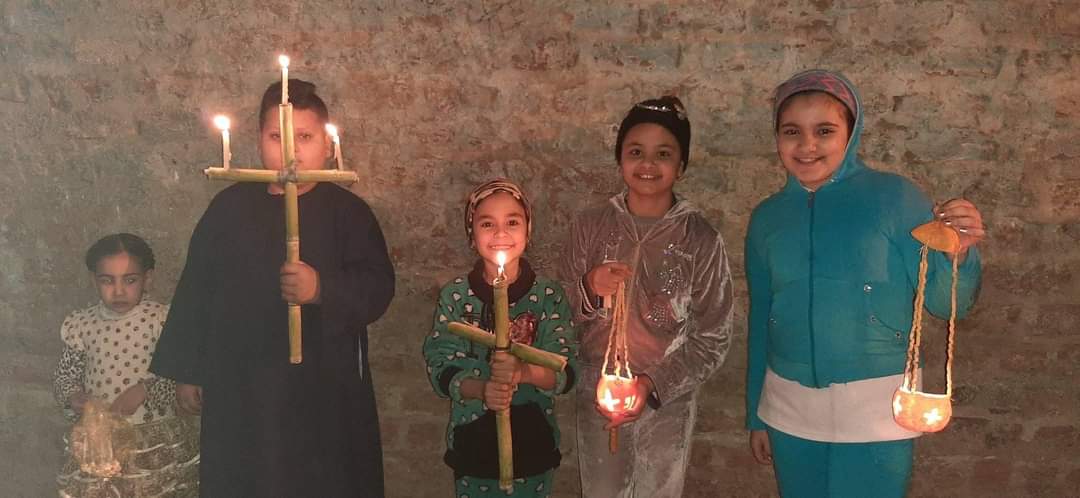 أطفال قرية كومير بإسنا يحتفلون بعيد الغطاس (1)