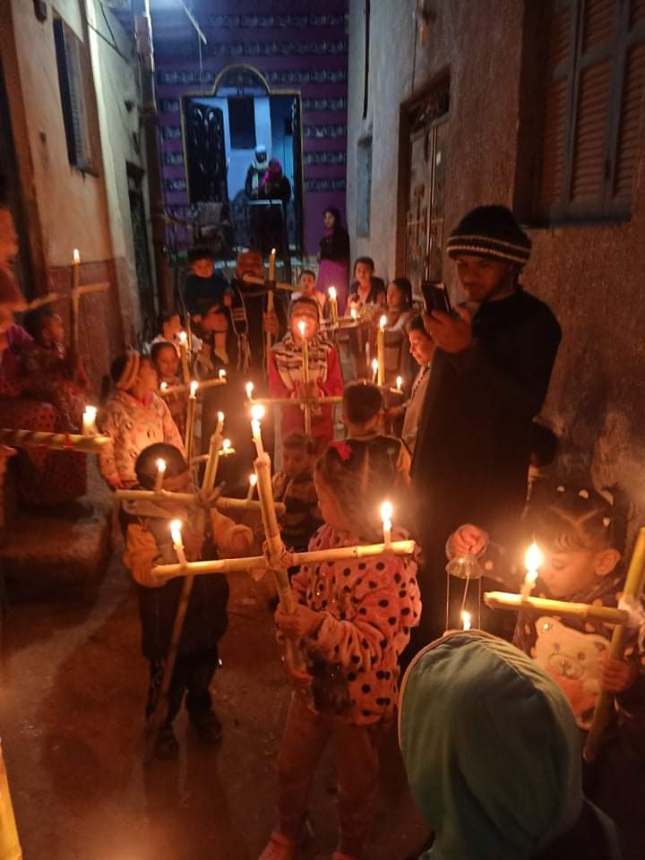 أطفال قرية كومير بإسنا يحتفلون بعيد الغطاس (8)