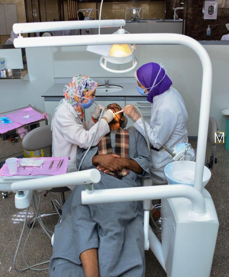 الكشف على المرضى بطب أسنان