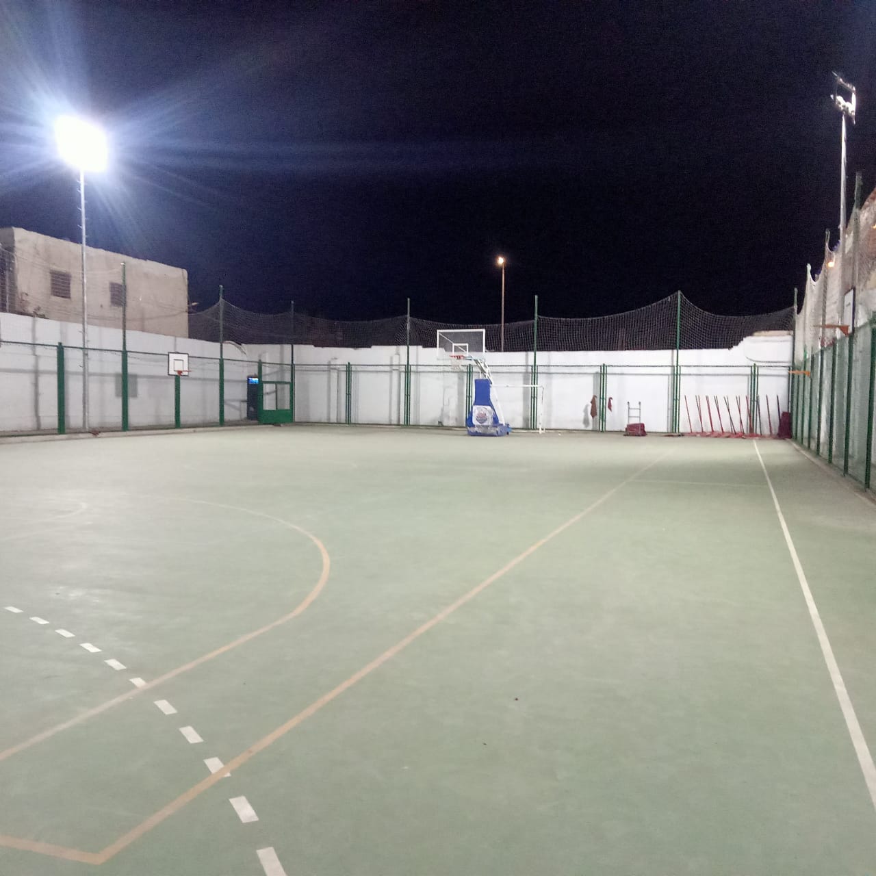 الملعب الخماسي الذي تدربت به روان الحسيني لاعبة كرة السرعة شهيدة الغدر  قبل وفاتها بساعات قليلة