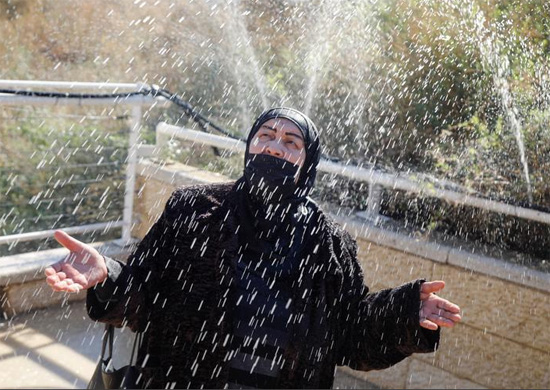 سيدة  تشارك في مراسم التعميد في نهر الأردن