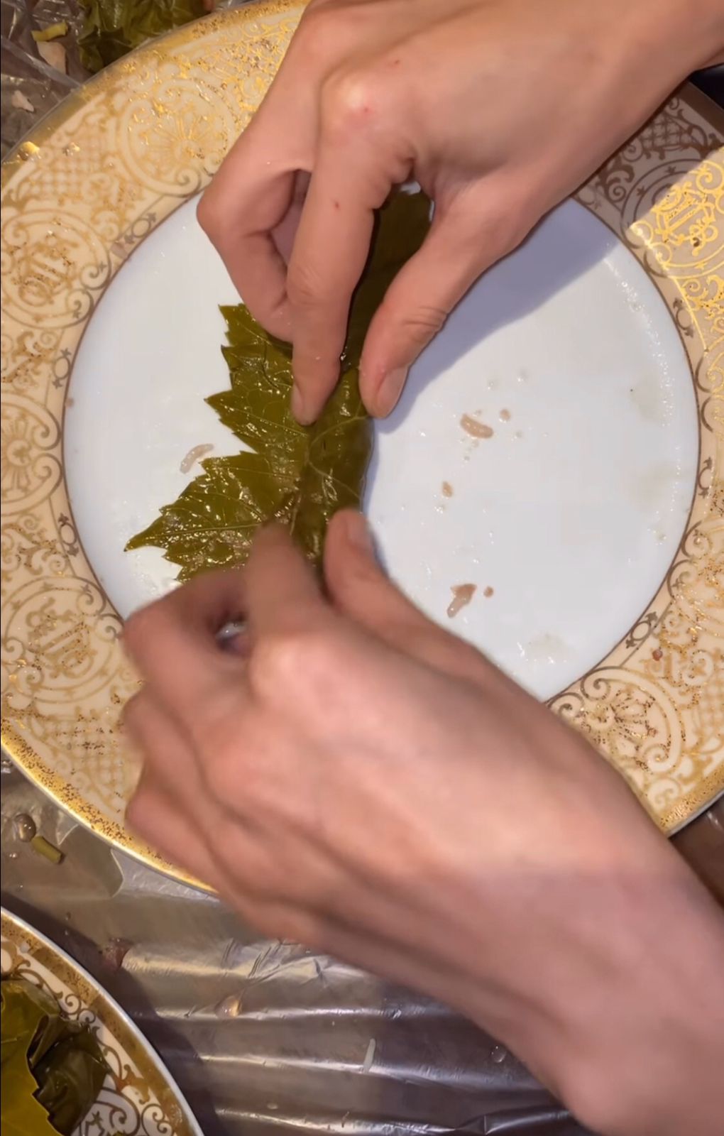 بيلا حديد تعد المحشي  (3)