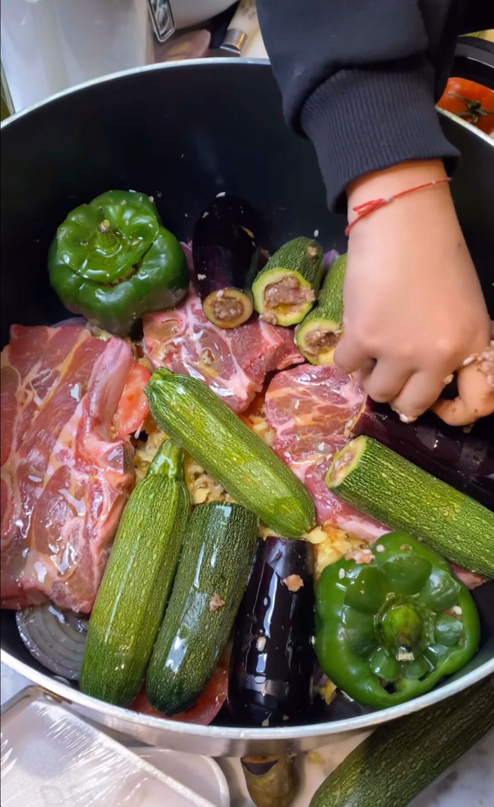 بيلا حديد تعد المحشي  (1)