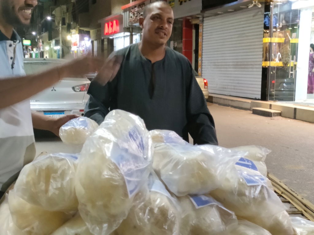 وائل خلال بيع الليف بالشوارع