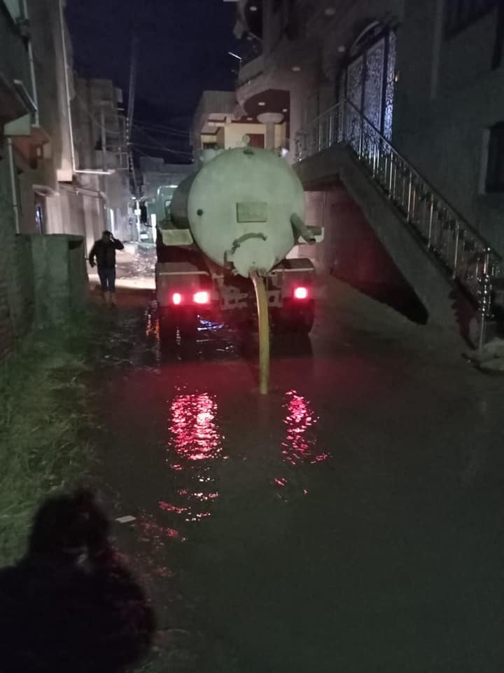 انتشار المعدات بمدينة بلطيم لرفع مياه الامطار