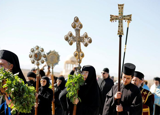 رجال دين يشاركون في مراسم التعميد بالقرب من أريحا في الضفة الغربية