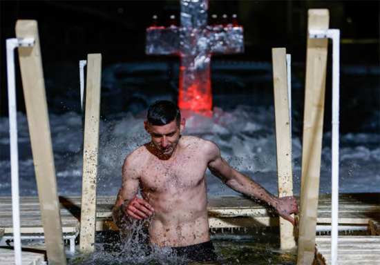رجل يغطس في المياه الجليدية بروسيا