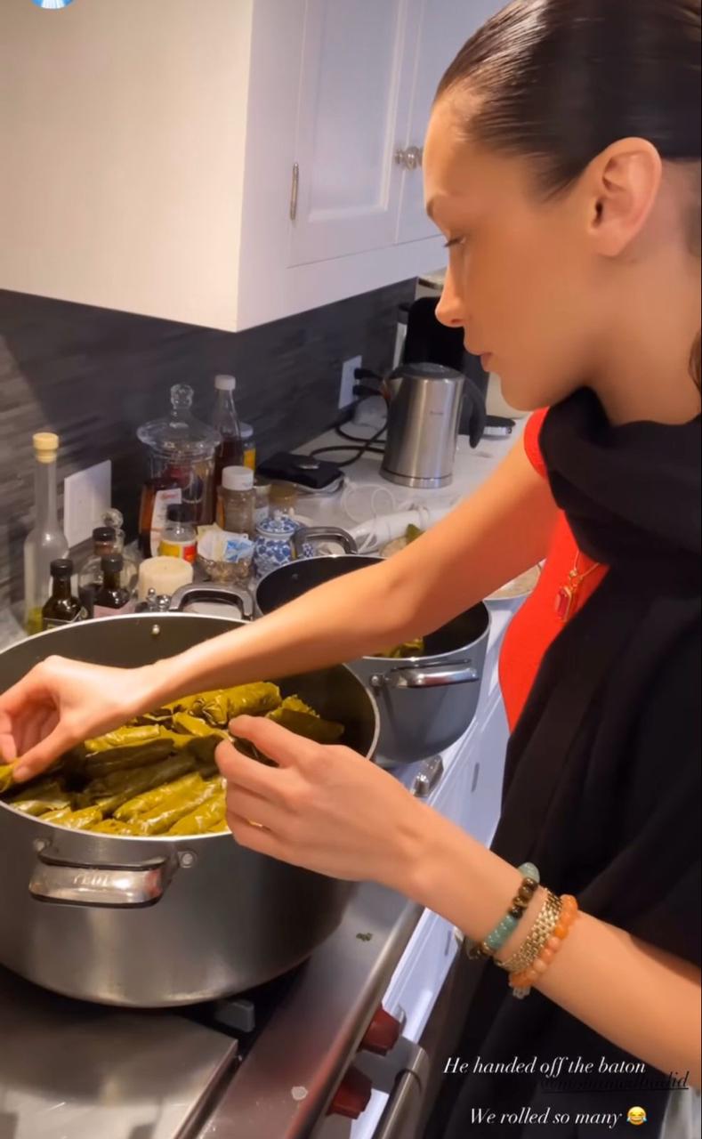 بيلا حديد تعد المحشي  (9)