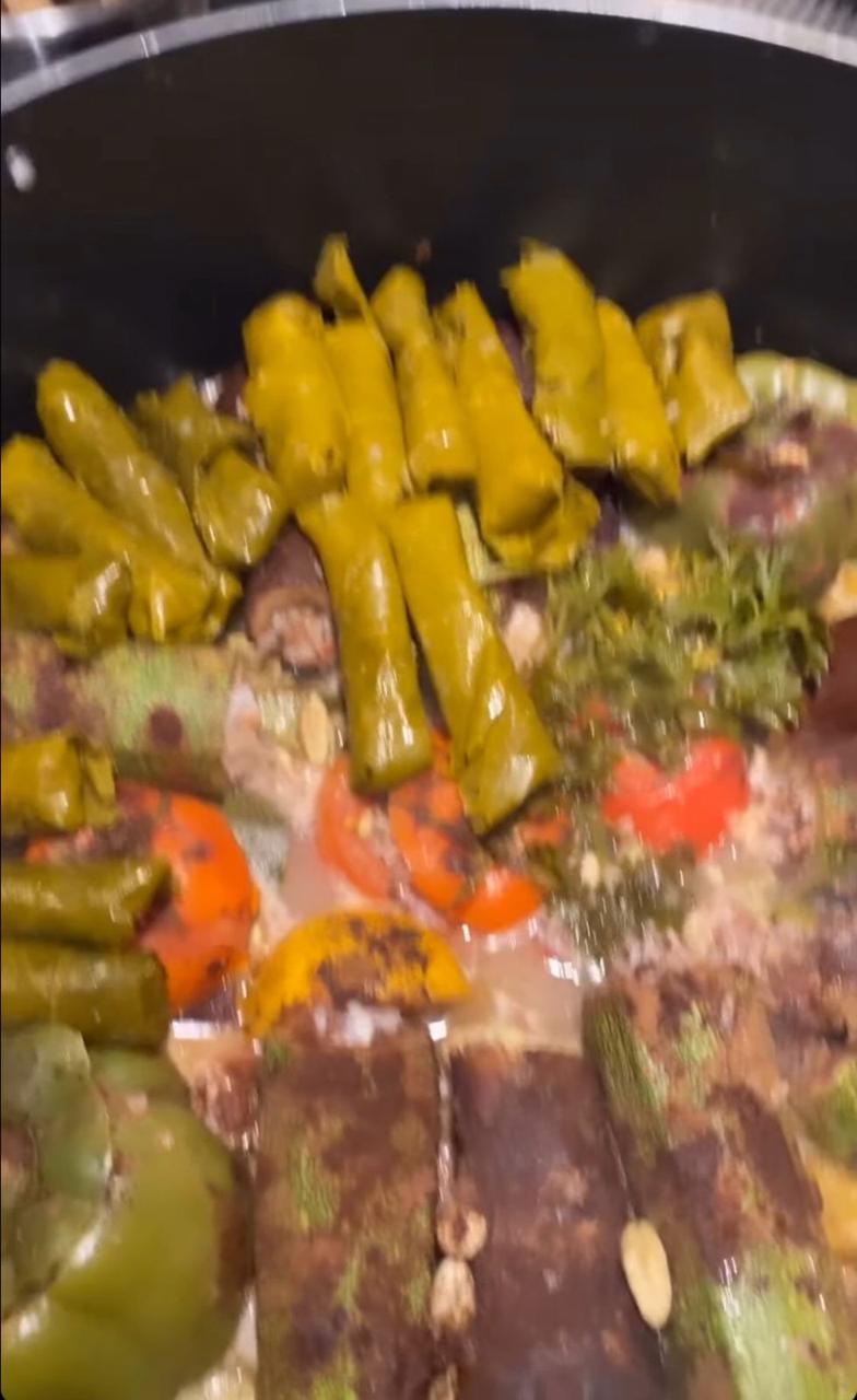 بيلا حديد تعد المحشي  (5)