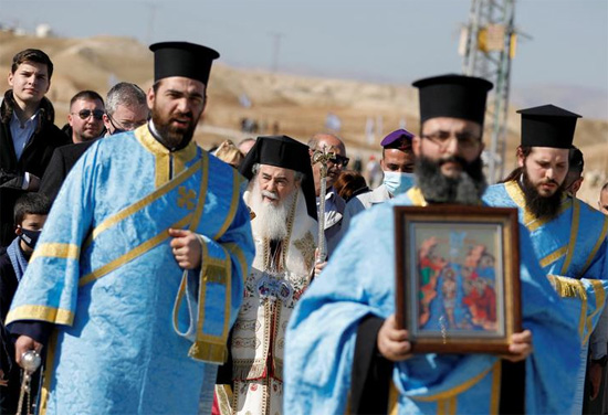 بطريرك القدس للروم الأرثوذكس ثيوفيلوس الثالث يشارك في مراسم التعميد في الضفة الغربية