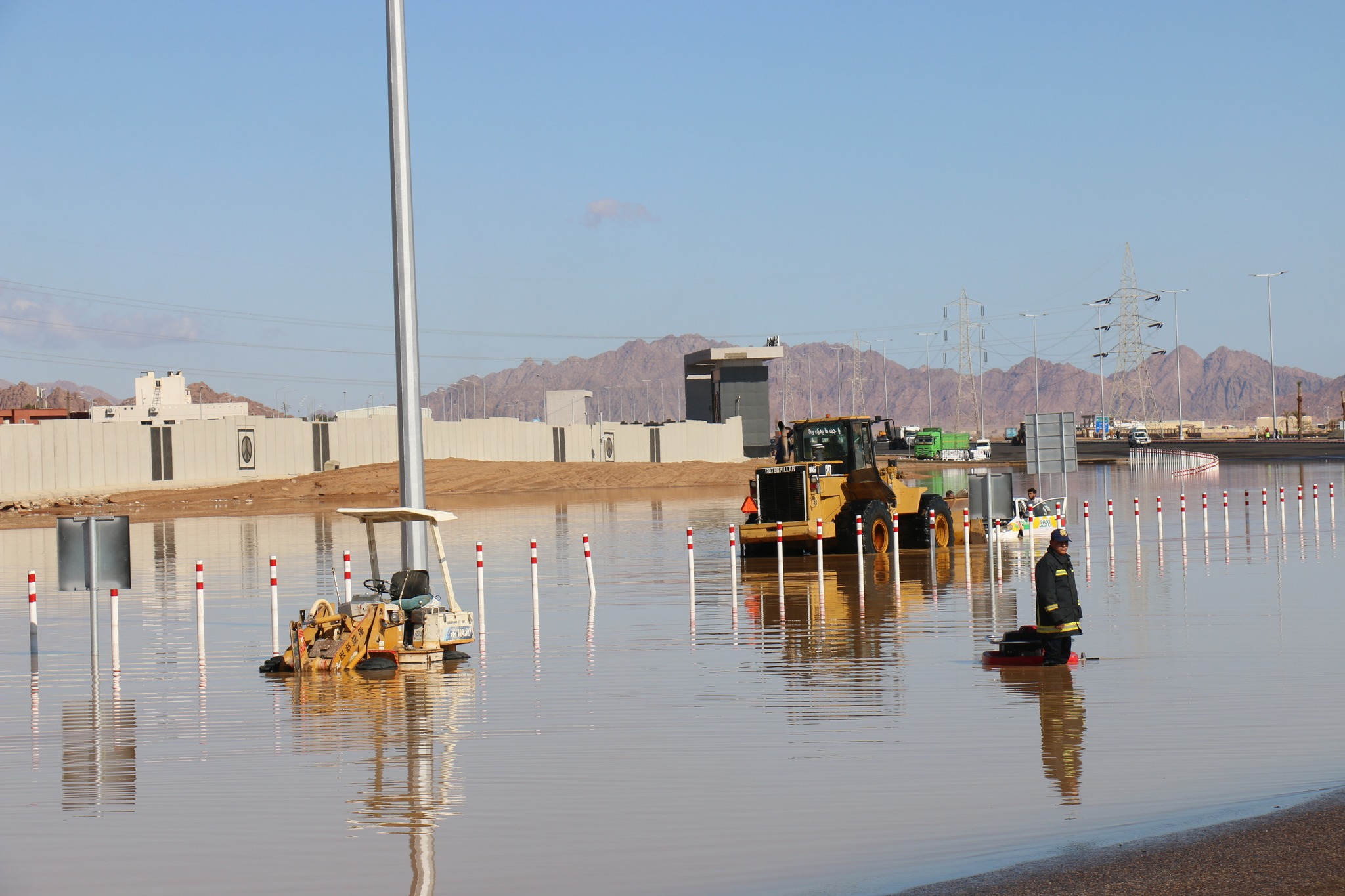 المحافظ يتابع إزالة آثار هطول الأمطار بكافة المدن (3)