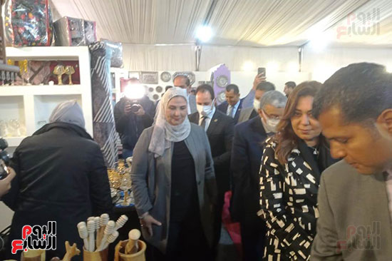 وزيرة-التضامن-فى-جولة-بمعرض-ديارنا-للأثاث-بمحافظة-المنيا-(2)