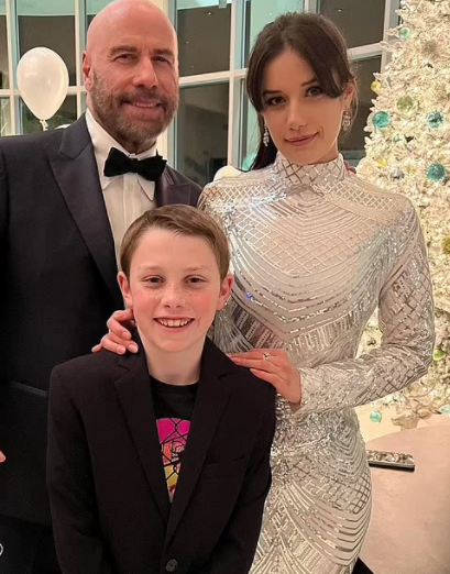 ترافولتا وابنته وابنه