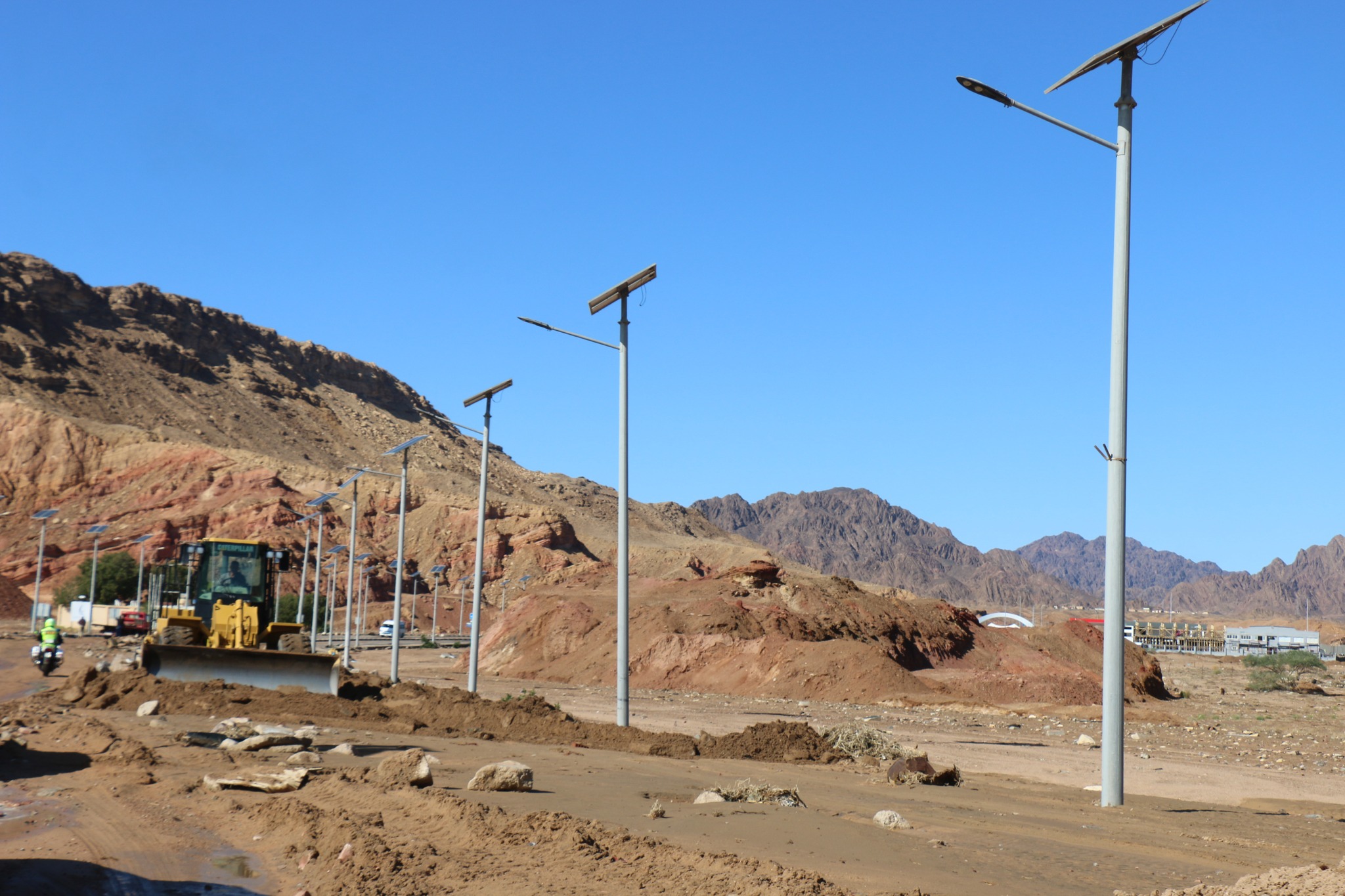 المحافظ يتابع إزالة آثار هطول الأمطار بكافة المدن (15)