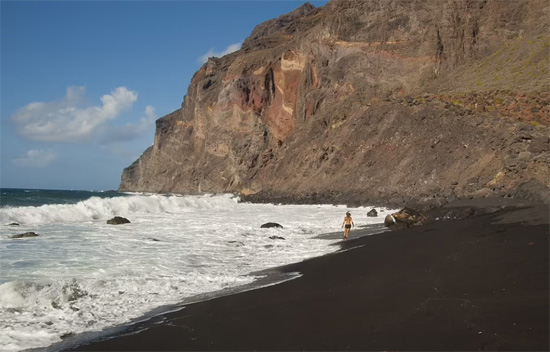 الرمال السوداء الناعمة على شاطئ جزر الكناري