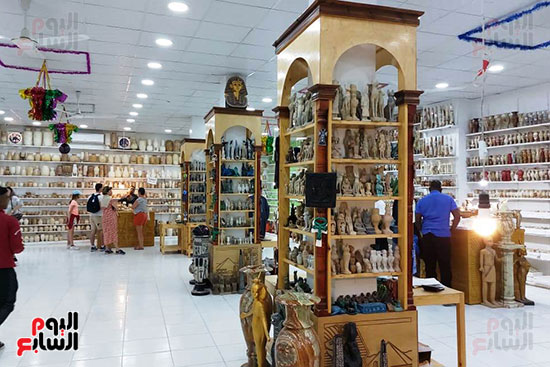 توافد-السياح-لشراء-التحف-الفرعونية-المصنوعة-يدوياً