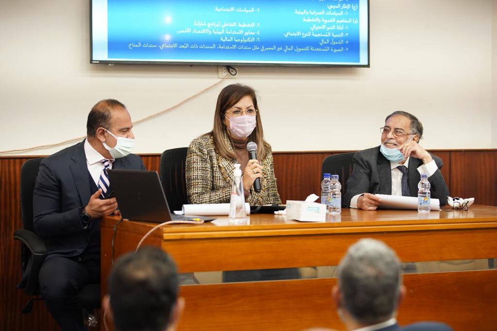 د احمد كمالى ووزيرة التخطيط