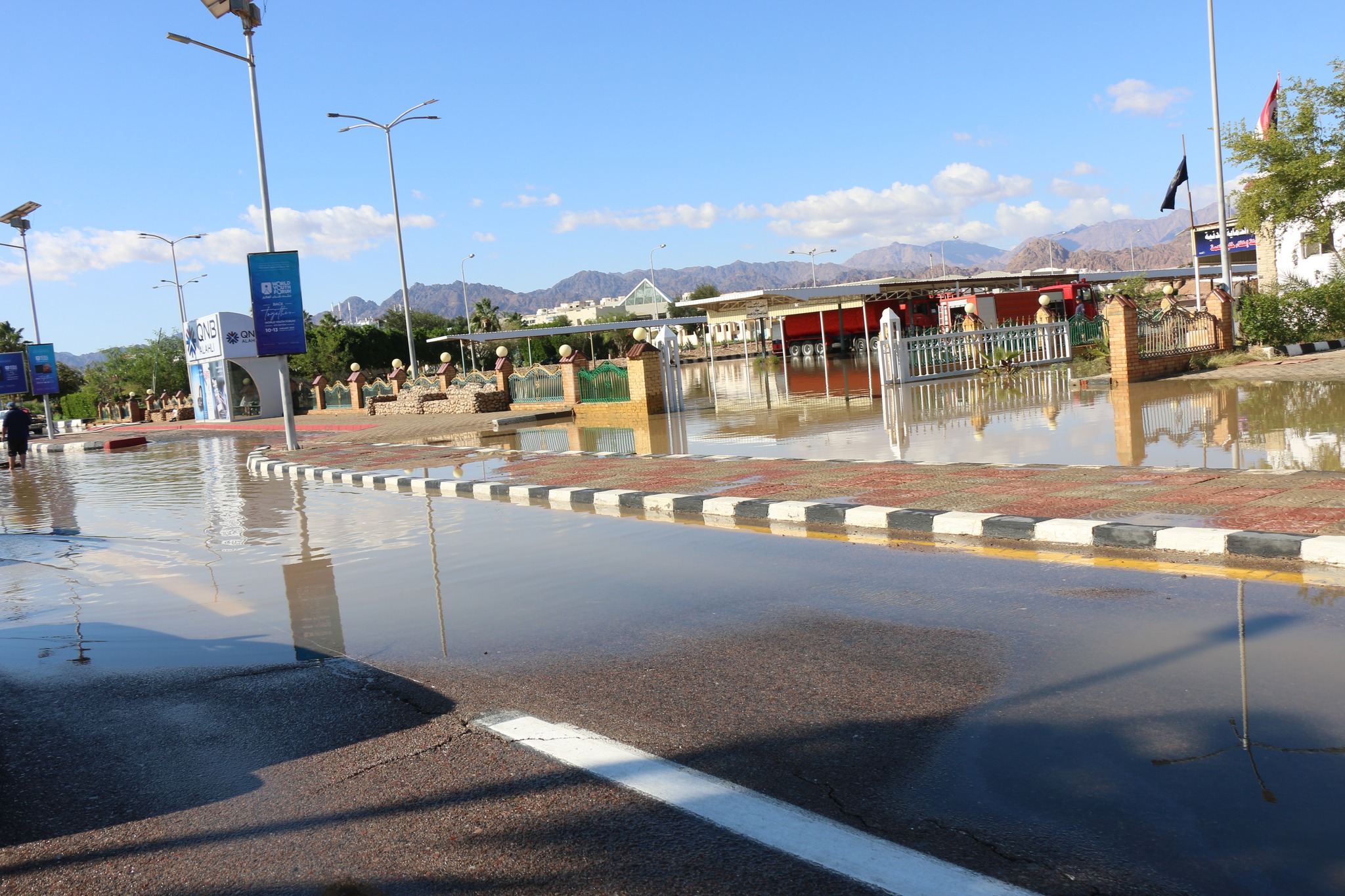 المحافظ يتابع إزالة آثار هطول الأمطار بكافة المدن (9)