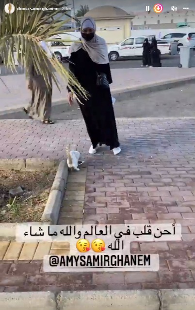 دنيا توثق لجظات ايمي فى السعودية