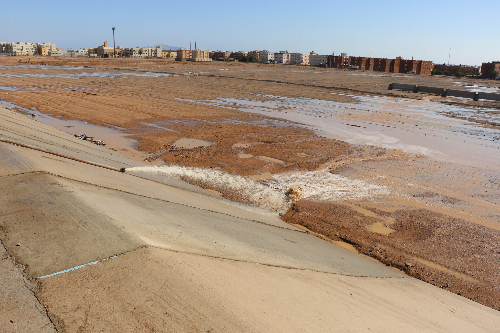 المحافظ يتابع إزالة آثار هطول الأمطار بكافة المدن (13)